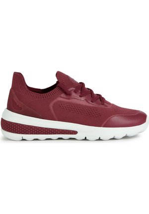 Zapatillas deportivas granate con parte superior de punto texturizado, acentos sintéticos suaves y una suela blanca flexible con patrones circulares.