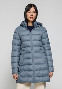 Gevoerde grijze jas met een capuchon, voorzien van een rits aan de voorkant, zijzakken en horizontale quilt voor textuur en isolatie.