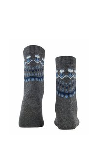 Calze grigie con un motivo lavorato a maglia che presenta motivi azzurri, blu scuro e bianchi. Bordo a costine e texture liscia. Altezza standard alla caviglia.