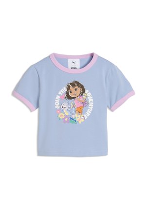Lyseblå børne-T-shirt med lyserød kant, med Dora Udforskeren og Boots med teksten "Join the Adventure" og farverige blomster.