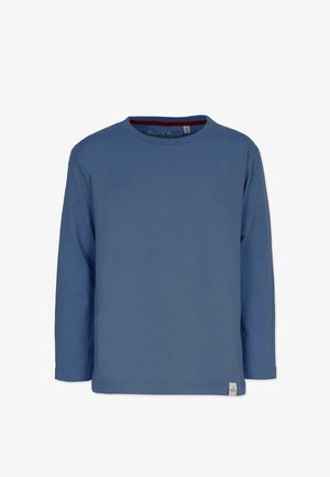 Langærmet blå bomulds T-shirt med rund halsudskæring, der har en rød inderside ved kraven og et lille logo mærke på venstre søm.