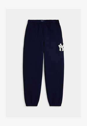 Tumši zili sporta bikses ar elastīgu jostu, sašaurinātiem piedurknēm un baltu izšūtu NY logotipu uz kreisā augšstilba. Izgatavotas no mīksta kokvilnas maisījuma auduma.