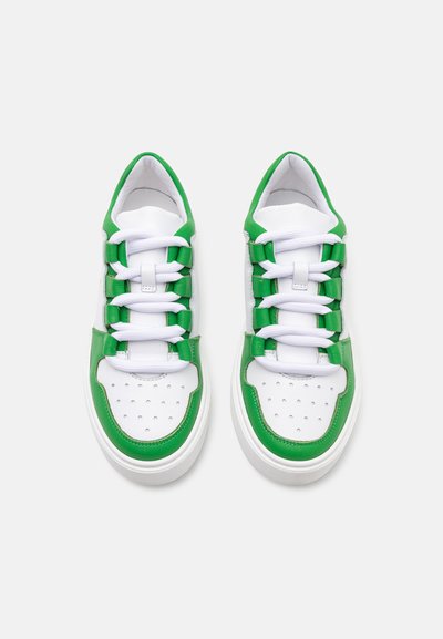 Vita lädersneakers med gröna accenter, vadderad plös och perforerat tåområde. Utrustad med vita snören och en tjock vit sula.
