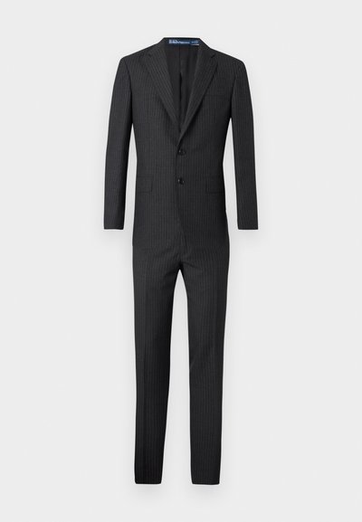 Abito da uomo grigio scuro a righe sottili, con rever a lancia, due bottoni, tasche frontali con patta e pantaloni lunghi su misura su sfondo uniforme.