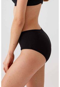 Zwarte high-waisted onderbroek met een gladde textuur, voorzien van een naadloos ontwerp en een elastische tailleband voor comfort en pasvorm.