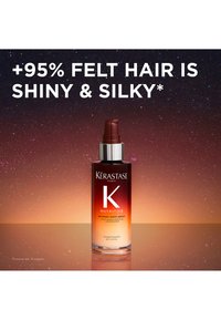 Kérastase Nutritive 8H Magic Night Serum i en glasflaska med en gradientdesign. Mörk topp, ljus botten. Silverpump, 50 ml.