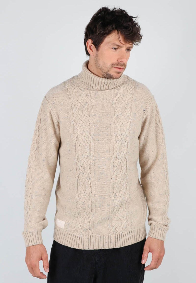 Pull en maille beige avec col roulé, design en torsades, poignets et ourlet côtelés, et détails en texture mouchetée. Présente une petite étiquette de marque.