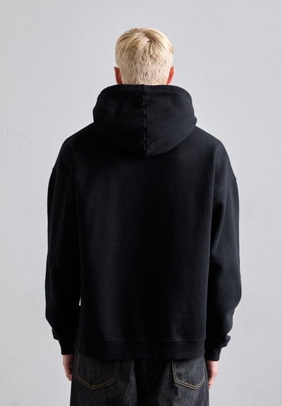 Schwarzer Kapuzenpullover aus weichem Material, mit legerem Schnitt, gerippten Bündchen und einem schlichten Design ohne Logos oder Muster.