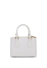 Borsa bianca realizzata in materiale texturizzato, con manici rotondi, dettagli in metallo dorato e chiusura con zip. Presenta una forma rettangolare compatta.