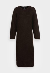 Braun gestricktes Kleid mit langen Ärmeln, rundem Ausschnitt und lockerem Schnitt. Der Stoff hat eine weiche Textur und fällt unter das Knie.