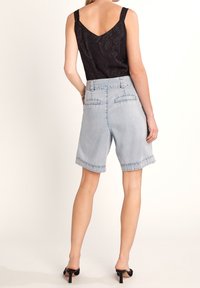 comma Shorts vaqueros - blue