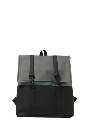 Zaino con patta grigia, sezione inferiore nera, due cinturini a fibbia neri e maniglia superiore per il trasporto, mostrato su sfondo bianco.