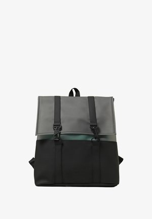 Nahrbtnik s sivim preklopom, črnim spodnjim delom, dvema črnima zaponkama in zgornjim ročajem za nošenje, prikazan na belem ozadju.