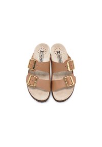 Sandali in pelle marrone con due cinture larghe, ognuna dotata di una fibbia dorata. Interno morbido simile alla suede e suola robusta marrone.
