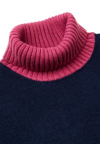 Sweter z dzianiny z wysokim, ściśniętym kołnierzem w kolorze różowym i granatowym korpusem. Tkanina jest miękka, o gładkiej strukturze i bezszwowym wzornictwie.