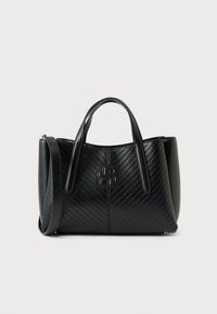 Czarna skórzana torba typu tote z wzorem w jodełkę, podwójnymi uchwytami i wytłoczonym logo z przodu. Posiada odpinany pasek na ramię.