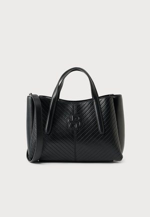 Zwarte leren totebag met chevronpatroon, dubbele handvatten en geëtst logo aan de voorkant. Voorzien van een afneembare schouderriem.