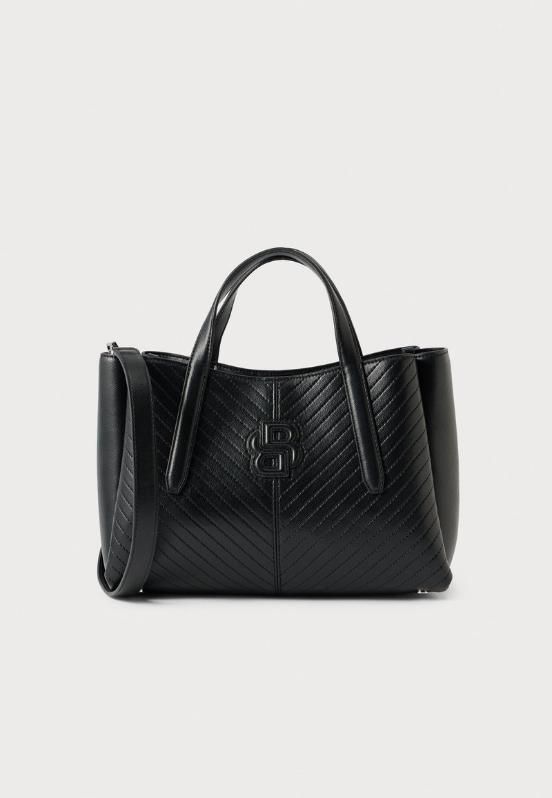 Czarna skórzana torba typu tote z wzorem w jodełkę, podwójnymi uchwytami i wytłoczonym logo z przodu. Posiada odpinany pasek na ramię.