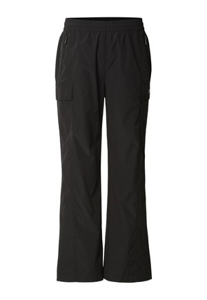Zwarte losse broek met elastische tailleband, twee zijzakken met rits en twee klepzakken op de dijen.