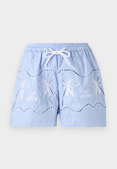 Short bleu clair avec des palmiers blancs brodés et un cordon blanc à la taille élastique.