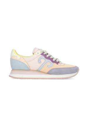 Sneaker dai colori pastello con una combinazione di pelle e suede. Il design include un logo bianco laterale, accenti grigi e una suola in gomma.