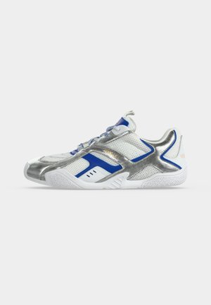 Witte en zilveren sneaker met blauwe accenten, mesh bovenwerk en rubberen zool, met Versace-logo aan de zijkant en hiel.