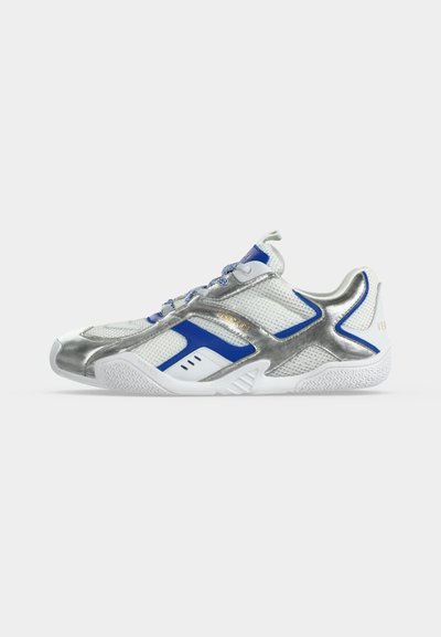 Baskets blanches et argentées avec des accents bleus, dessus en mesh et semelle en caoutchouc, avec le logo Versace sur le côté et au talon.