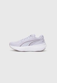 Botte de course Puma légère violette avec tige en mesh, design à lacets, semelle épaisse et rembourrée blanche, et rayures de logo sur les côtés.