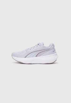 Sapatilha de corrida Puma de cor lilás clara com parte superior em malha, design com atacadores, sola espessa e acolchoada em branco, e riscas com o logótipo nas laterais.