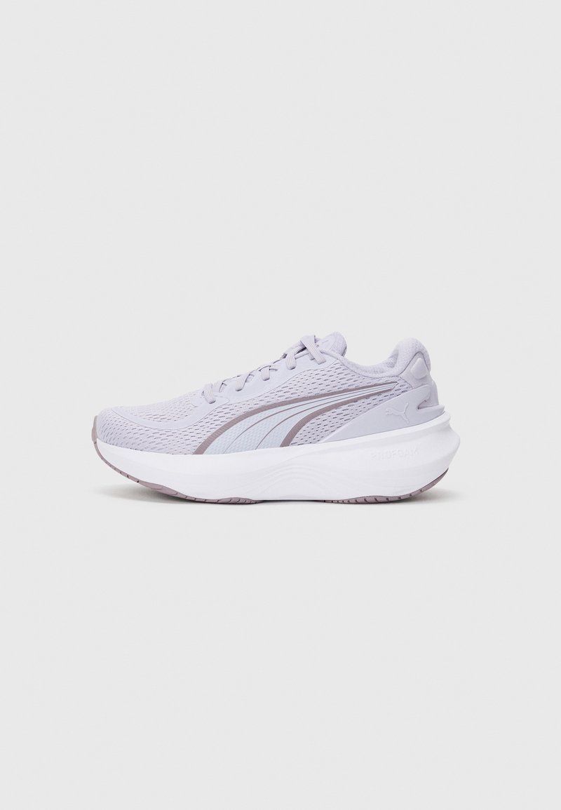 Botte de course Puma légère violette avec tige en mesh, design à lacets, semelle épaisse et rembourrée blanche, et rayures de logo sur les côtés.