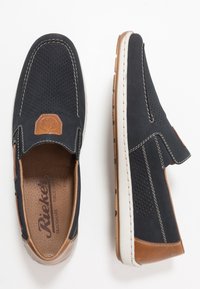 Scarpe slip-on blu navy con tomaia perforata, dettagli in pelle marrone e cuciture bianche; soletta imbottita e suola flessibile per il comfort.