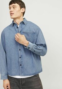 Helehall denim särk narmaga, ees tasku ja mustad nööbid. Pehme tekstuur, lõtv istuvus ja pikad varrukad.