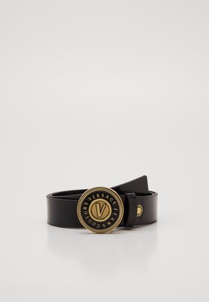 Czarny skórzany pasek zwinięty z okrągłą złotą klamrą, z wygrawerowanym napisem "Versace Jeans Couture" i centralnym logo "V".