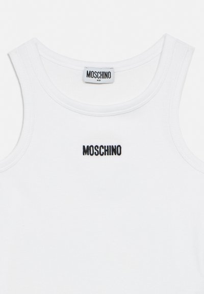 Balts bezroku bērnu tops ar apaļu kakla izgriezumu, melnu "MOSCHINO" logotipu krūtīs un etiķeti pie apkakles.