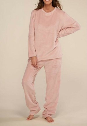 Ensemble de vêtements d'intérieur en polaire rose comprenant un haut à manches longues et un pantalon assorti avec une coupe décontractée. Texture douce et design casual.