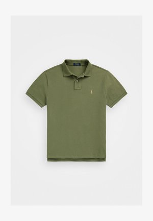 Polo vert en coton, avec un col classique, des manches courtes et un petit logo brodé sur la poitrine. Texture lisse.