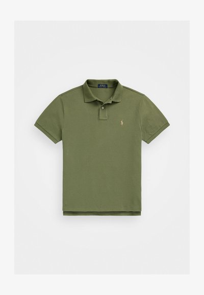 Πράσινο πουκάμισο πόλο φτιαγμένο από βαμβάκι, με κλασικό γιακά, κοντά μανίκια και ένα μικρό κεντημένο λογότυπο στο στήθος. Λείο υλικό.