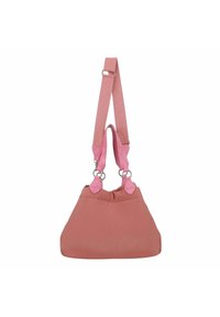 Borsa a spalla rosa con un corpo in tessuto morbido, cinture regolabili e forma arrotondata. Presenta hardware metallico e una parte superiore arricciata.
