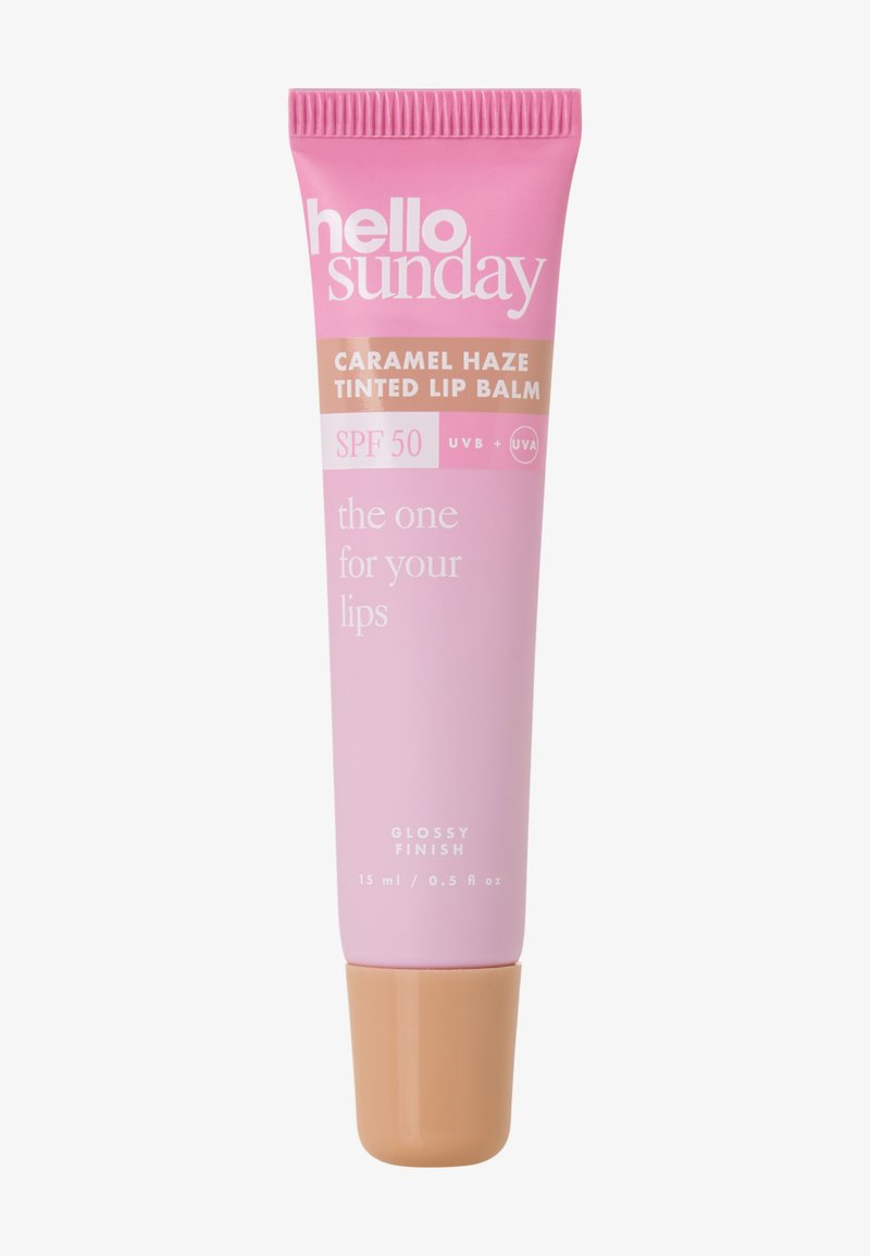 Tube de baume à lèvres teinté Hello Sunday Caramel Haze avec SPF 50, protection UVB+UVA, finition brillante et contenu de 15 ml sur un fond uni.
