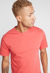 Only & Sons ONSMATT LIFE LONGY TEE  - T-shirt básica - cranberry