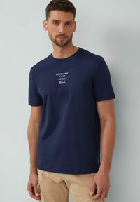 Navyblauwe katoenen t-shirt met korte mouwen en een ronde halslijn. Aan de voorkant staat in witte tekst: "LONESOME RIDER SOCIAL Club."