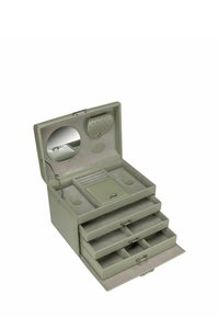 Boîte à bijoux avec un extérieur vert doux, trois tiroirs coulissants, un miroir et un compartiment avec un revêtement en daim et diverses sections de rangement.