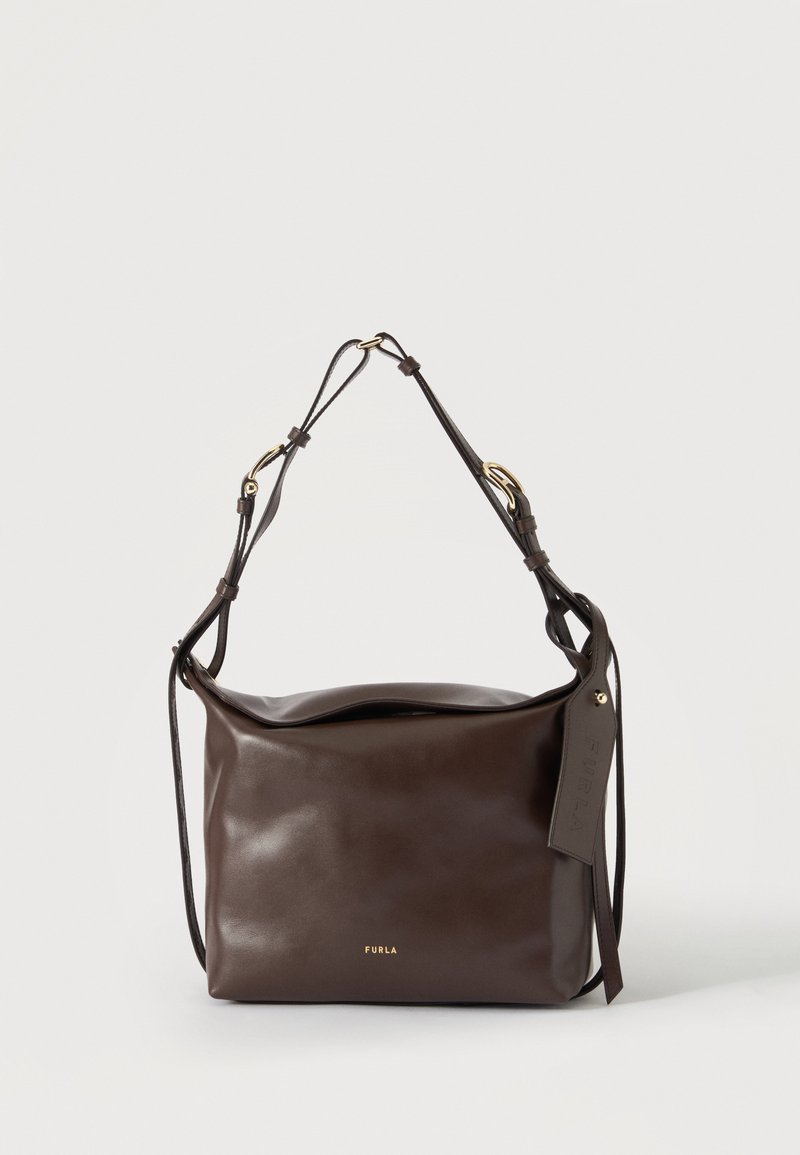 Sac à main en cuir marron foncé avec bandoulière réglable, ferrures dorées et logo Furla à l'avant sur un fond uni clair.