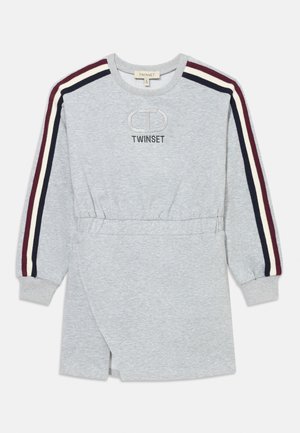 Grå genserkjole med lange ermer, med kontrastfarger i burgunder, marineblå og kremfarger, elastisk midje og brodert logo-detalj.