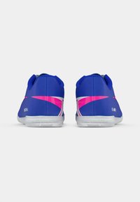 Kék sportcipő pár, rózsaszín és fehér részletekkel, hátulról látható, fehér háttér előtt.