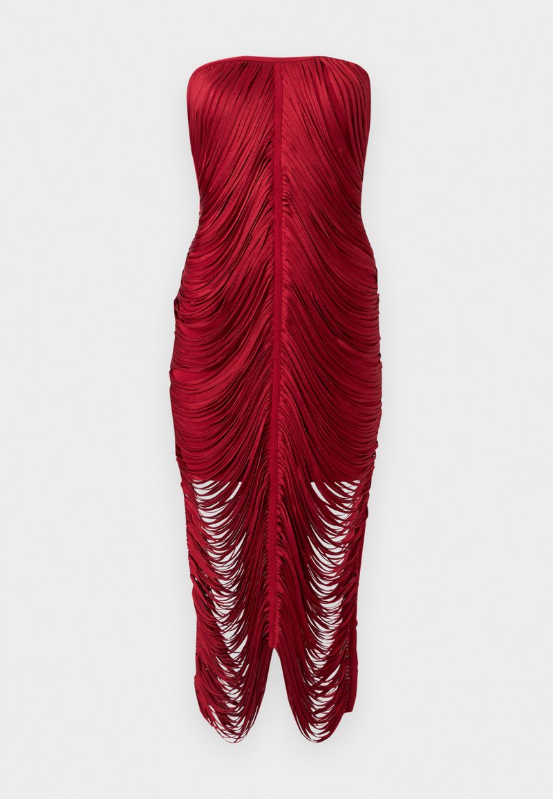 Robe rouge longue jusqu'au sol, sans bretelles, avec tissu froncé créant un design frangé rassemblé, en cascade et ouvert, de la mi-cuisse à l'ourlet.