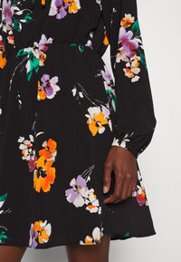 Vero Moda Tall VMSHILAH NAJA SHORT - Φόρεμα ημέρας - black/penny