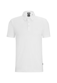 Polo blanc à manches courtes en tissu lisse. Il présente un col avec une fermeture à trois boutons et un logo discret sur la poitrine.