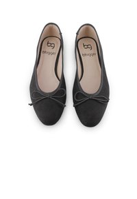 Bailarinas de ante negro con punta redondeada, ribete gris y un lazo decorativo en la parte frontal. El interior muestra el logo de la marca "bg blogger".