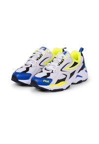 Białe sportowe buty z czarnymi, niebieskimi i neonowo-żółtymi akcentami, posiadające teksturowaną siateczkową cholewkę, sznurowanie oraz amortyzowaną podeszwę.